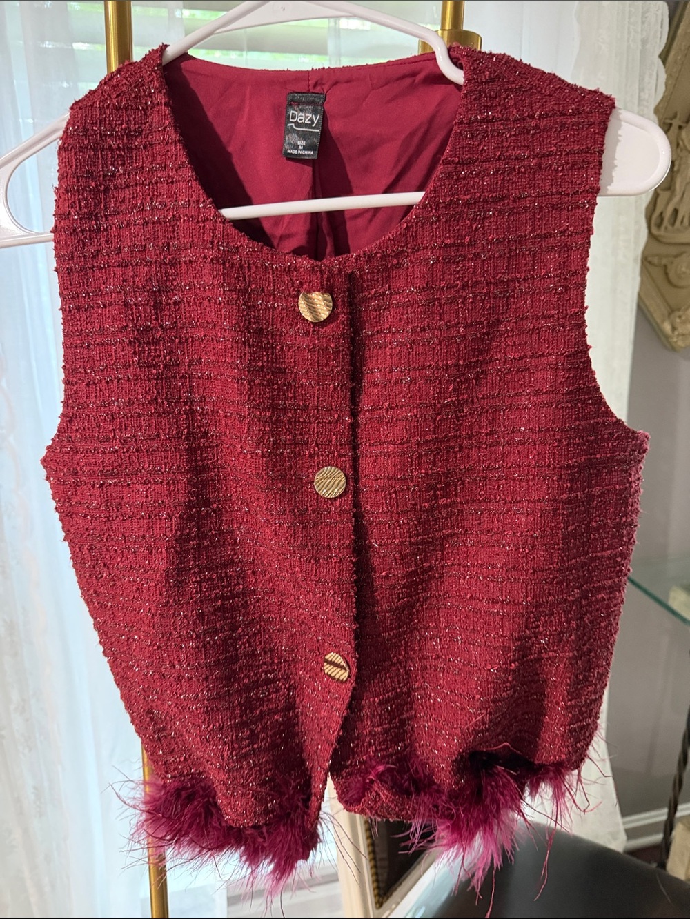Dazy Women's Burgundy Tweed Feather-Hem Sleeveless Top